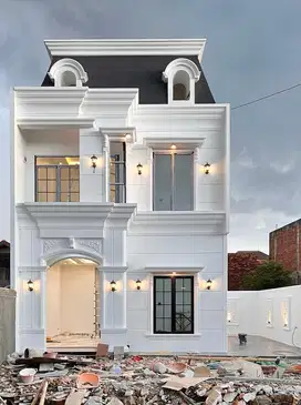 TOWNHOUSE MEWAH 3 LANTAI KONSEP AMERICAN CLASSIC DENGAN ATTIC ROOM