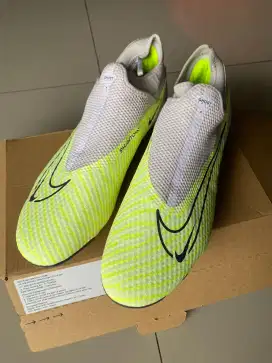 Sepatu bola lapangan NIKE