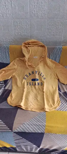 Kaos hoodie lengan pendek