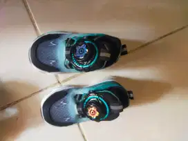 Di jual sepatu dan sendal anak laki-laki