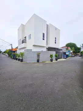 Rumah Dijual Tebet. Dekat Stasiun. Jalan Lebar. Bangunan Baru. NEGO