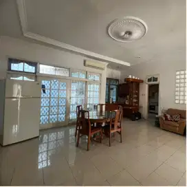 Dijual rumah tua siap tinggal di Rajawali Selatan pusat kota