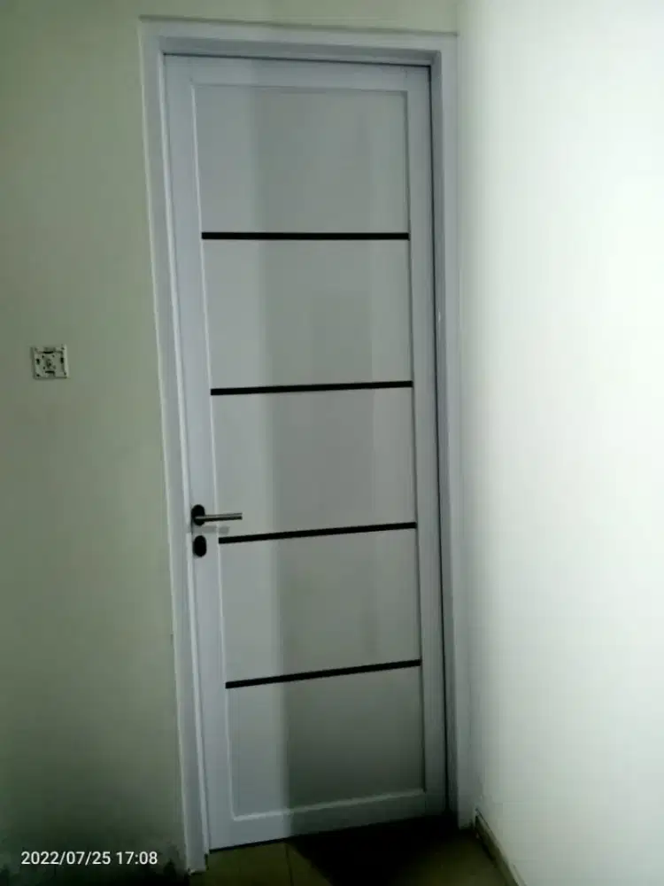 Kusen dan pintu aluminium kamar tidur warna putih