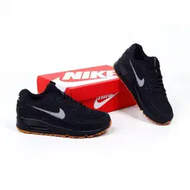 Sepatu Nike Air Max 90 Black Gum, Ukuran 40 Hitam