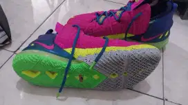 Sepatu basket lebron