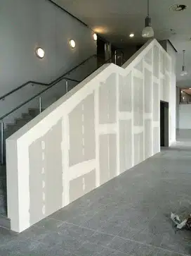 Sekat Plafon Partisi PVC GRC Gypsum Jasa Tukang Pasang Wall Moulding