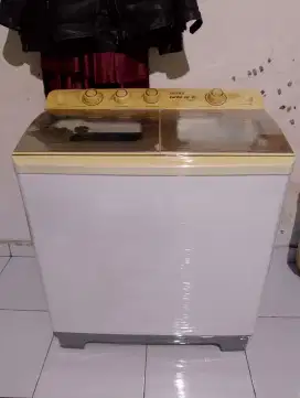 Mesin cuci merek Akari kap 10kg