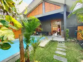 Rumah Kolam Renang Dalam Kota Klasik Modern