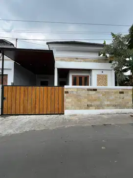 RUMAH BARU PUTIH LIMASAN MODERN - BERKUALITAS DI JALAN KALIURANG KM 13