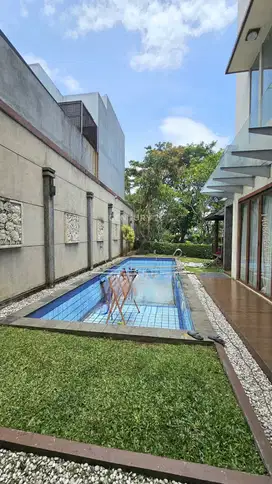 Dijual rumah posisi hook & dekat taman di Kebayoran Bintaro