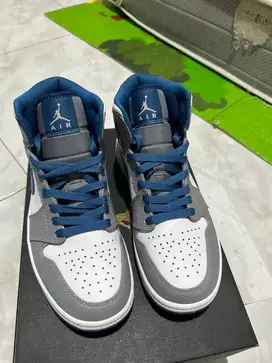 Nike air jordan 1 mid true blue grey white