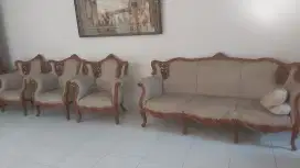 Kursi sofa dan lemari hias