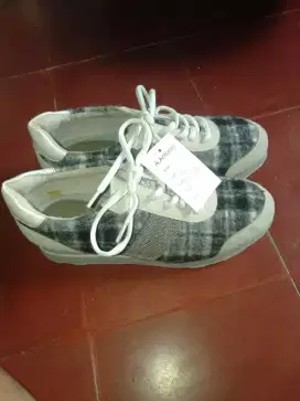 Jual sepatu a Antonio baru cuma kardus y rusak. Ga di pake jual aja