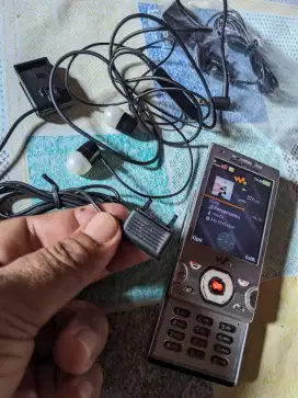 Sony Ericsson seri W995a Hikaru warna silver