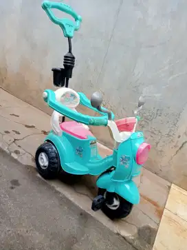 Sepeda dorong roda tiga anak