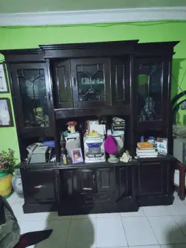 Lemari hias kayu jati beserta isi