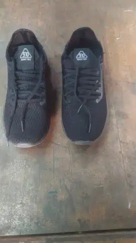 Dijual sepatu sneakers merk 910 nine ten ukuran 42 warna hitam