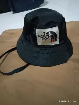 Topi the north face gucci