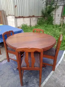 Satu meja makan bulat dari kayu jati