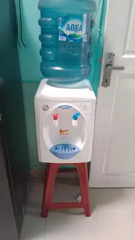 Dispenser lengkap dengan galon