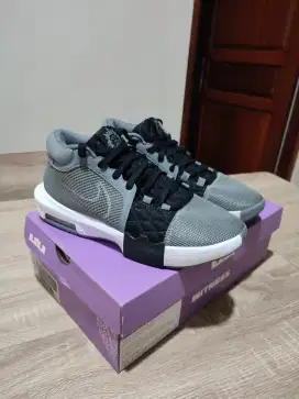 Sepatu basket NIKE LEBRON 8 WITNESS (cool grey) size 42 original nike