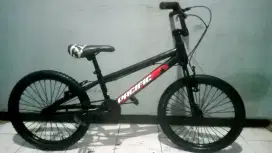 Dijual sepeda BMX PACIFIC masih bagus ban masih tebal tinggal pakai
