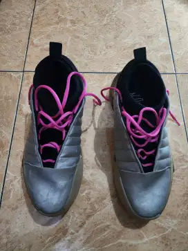 sepatu futsal dan basket dan tas fitnes