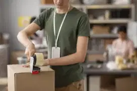 Tukang packing perlengkapan jahit
