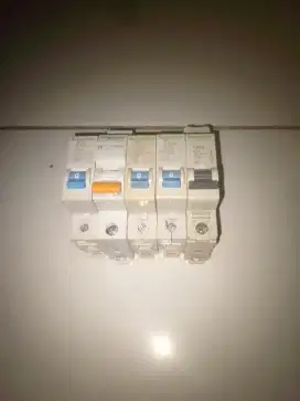 MCB Schneider 5 buah