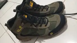 Sepatu hiking/gunung