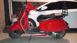 Vespa GTS 150 merah