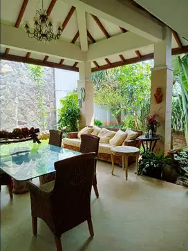 Rumah strategis dekat Emerald Bintaro