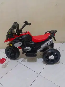 Mainan motor aki anak