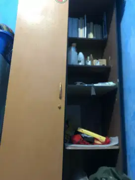 Lemari pakaian bekas