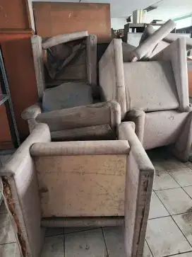 Sofa sudah tidak dipakai