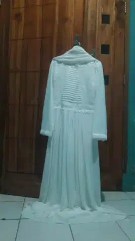 Gamis putih dan 2 hijab putih