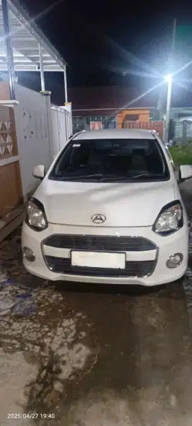 Mobil Ayla dijual cepat