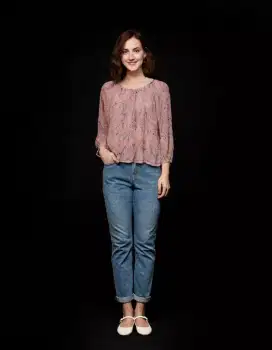 Atasan wanita warna coklat.