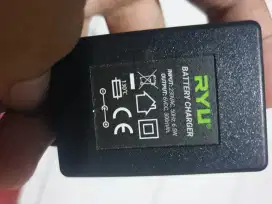 RYU BATTERY CHARGER