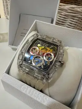 Guess bekas pakai, usia 8 bulan