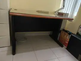 Meja kerja kantor