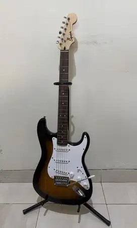 SQUIER Bullet Stratocaster Tremolo SSS Gitar Listrik