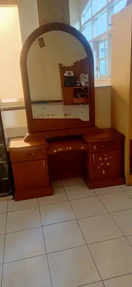 Meja rias dari kayu