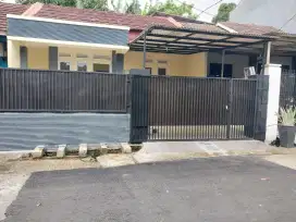 Di sewakan RUMAH MEWAH full renovation dengan Taman Hijau di Pamulang