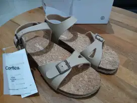 Sepatu sendal baru