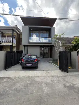 RUMAH BARU KONTEMPORER MODERN 2 LANTAI FULL FURNISHED DEKAT JOGJABAY