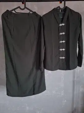 Baju dan rok warna hijau botol