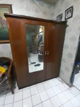 Lemari jati antik