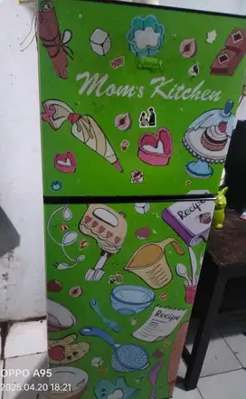 Dijual Kulkas bekas (second) merk AQUA tipe D270 kondisi normal.