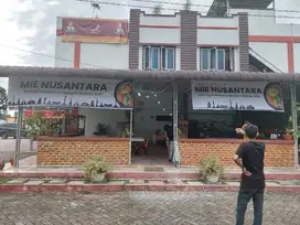 DISEWAKAN TEMPAT USAHA DEKAT PUSAT KOTA ( 10 MENIT DARI MALL SKA )